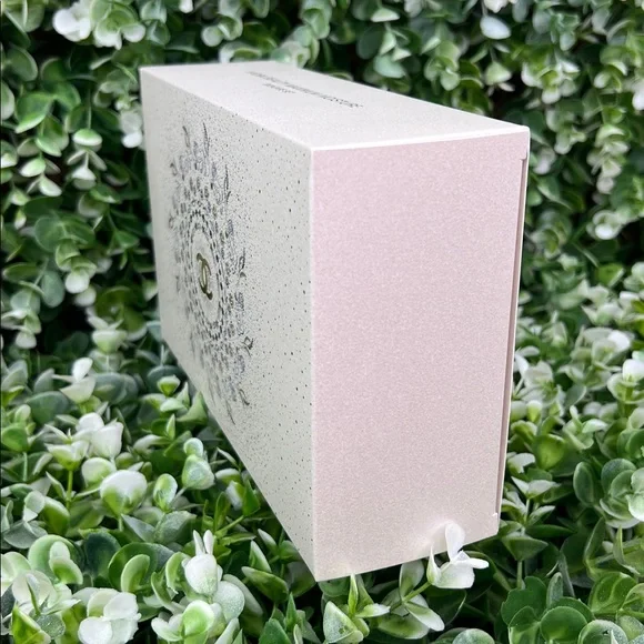 CHANEL Limited Edition Holiday Beauty 2025 Gift Box - Picture 2 of 11